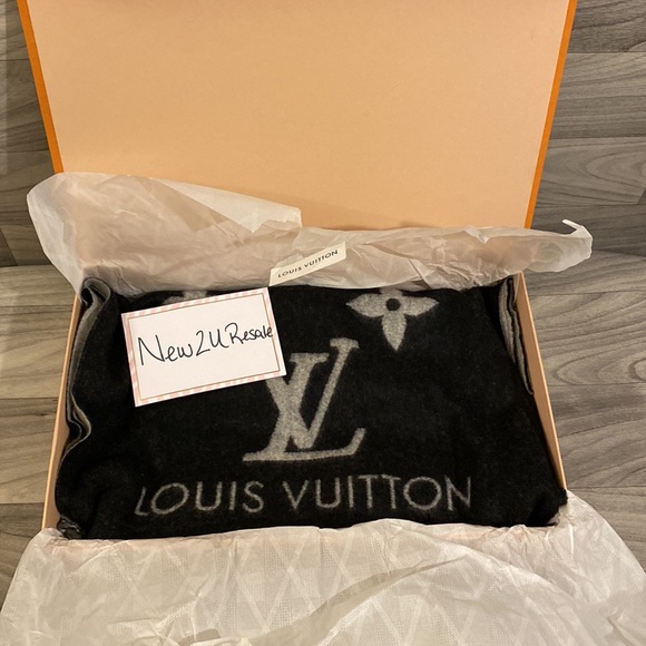 Louis Vuitton Accessories - Louis Vuitton Reykjavik Cashmere Black Scarf